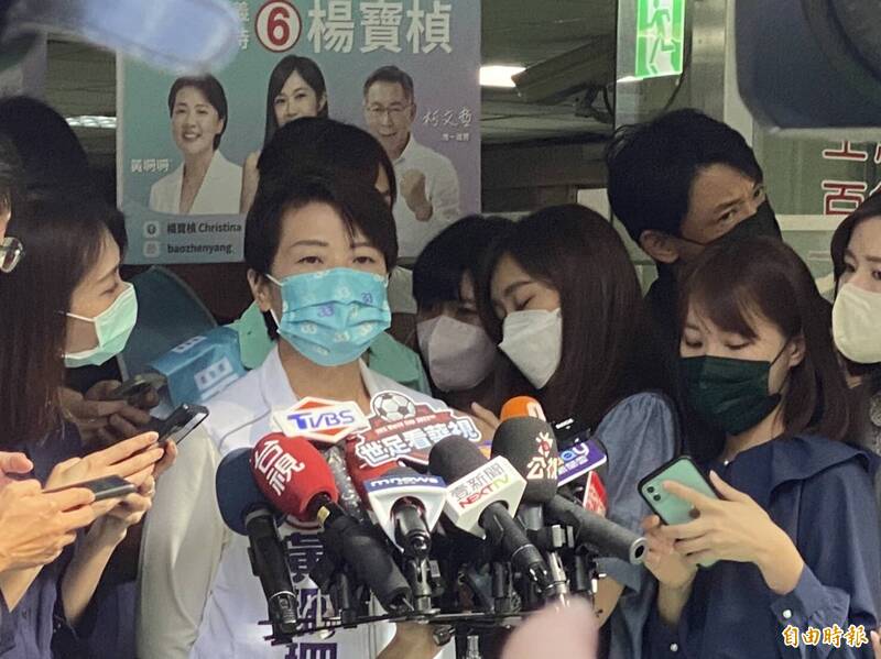 黃珊珊今上午前往龍城市場拜票，會後接受媒體採訪。（記者楊心慧攝）