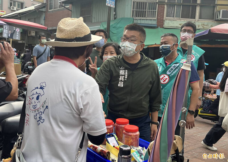 民進黨台中市候選人蔡其昌與市議員李天生、林德宇、市議員候選人張芬郁等人今日上午前往霧峰市場拜票。（記者林旻臻攝）