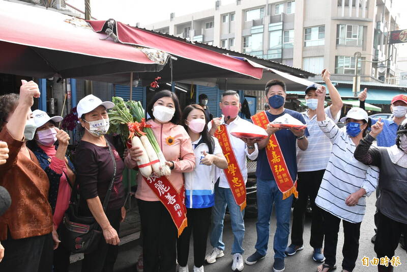 雲林縣長候選人張麗善、虎尾鎮長候選人丁學忠今天在德興市場拜票，支持者送好彩頭、包子及粽子。（記者黃淑莉攝）