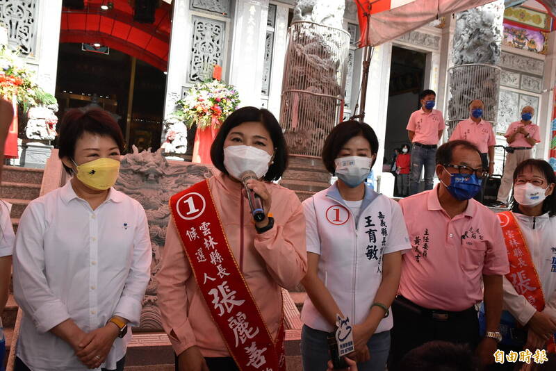 台中市長候選人盧秀燕（左起）、雲林縣長候選人張麗善、嘉義縣長候選人王育敏今天在雲林虎尾合體造勢。（記者黃淑莉攝）