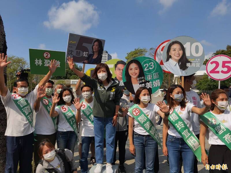 民進黨新竹市長候選人沈慧虹全面啟動陸戰，緊鑼密鼓車掃、掃市場、站路口。（記者洪美秀攝）
