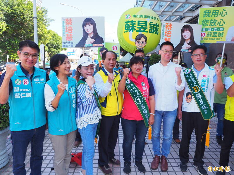 曾在暨大念書的民進黨副秘書長林飛帆（右2），11日回埔里陪蔡培慧（右3）、廖志城（右4）等人掃街。（記者陳鳳麗攝）