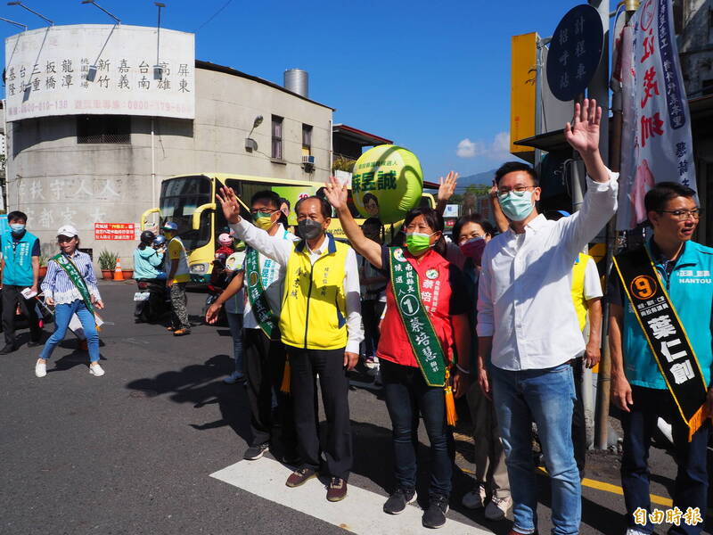 第一排右起林飛帆、蔡培慧、廖志城等人即使在路口等紅燈，也不忘向行經的民眾問安。（記者陳鳳麗攝）