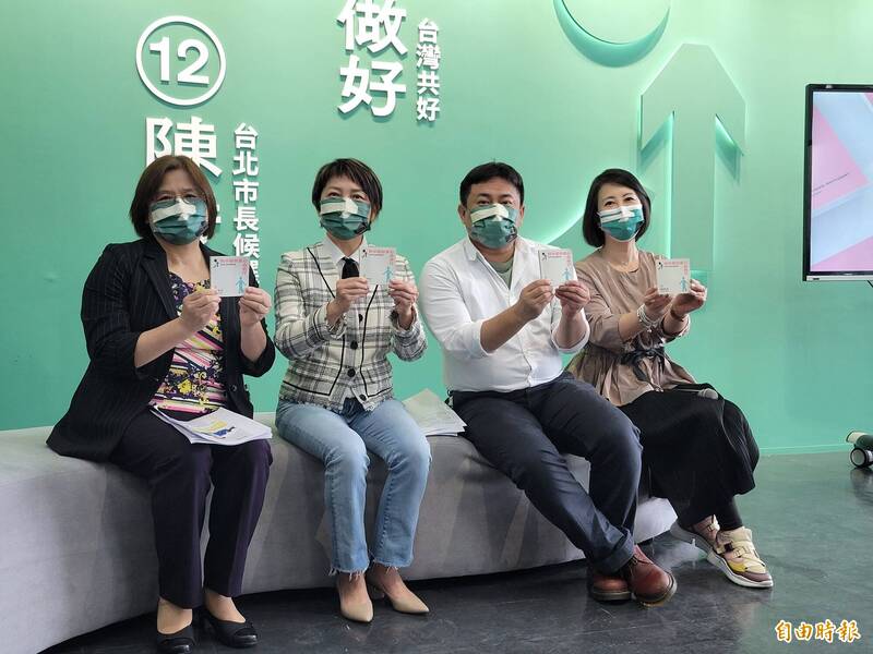 民進黨台北市長候選人陳時中競選團隊將逾170項政策濃縮製程「口袋書」，左起立委吳玉琴、范雲、洪申翰及兼任竟總總幹事的吳思瑤。（記者何玉華攝）