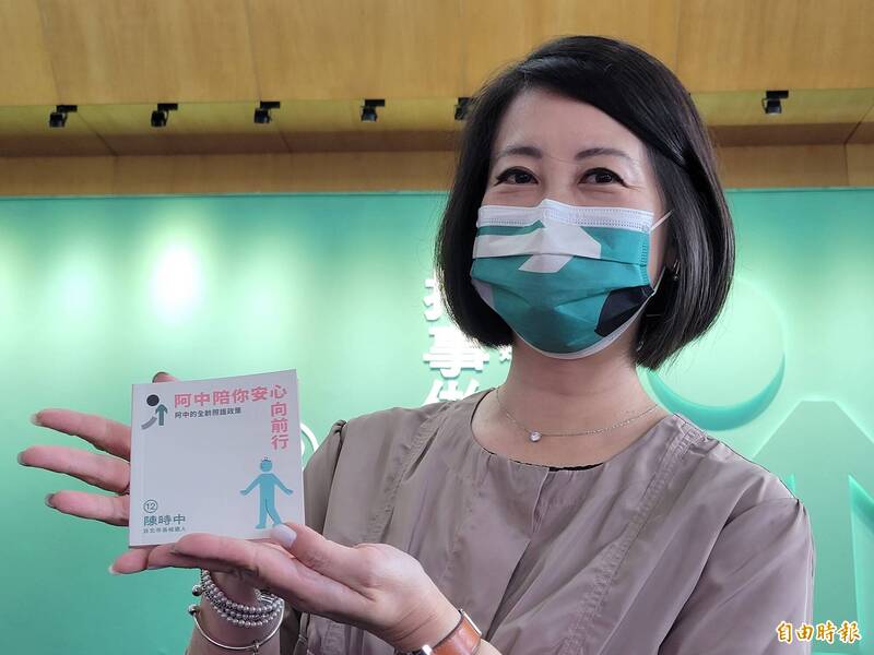 民進黨台北市長候選人陳時中競選團隊將逾170項政策濃縮製成翻頁動畫的「口袋書」，總幹事吳思瑤說，未來將在大街小巷發放。（記者何玉華攝）