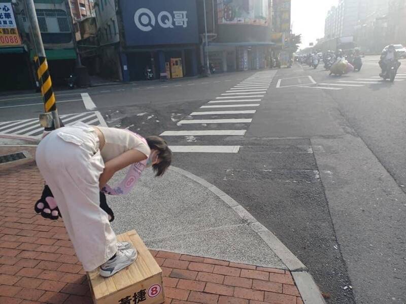 黃捷妹妹黃蓉很有誠意的超90度鞠躬拜票。（取自黃捷臉書）