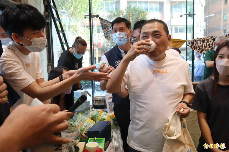 新北市長侯友宜與青農開心互動。（記者周湘芸攝）