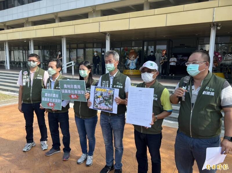 民進黨雲林縣長候選人劉建國競總成員，今天到雲林縣府遞交檢舉函，要求立即撤查雲林縣長張麗善及前縣長張榮味的住所是否違反農地農用。（記者黃淑莉攝）