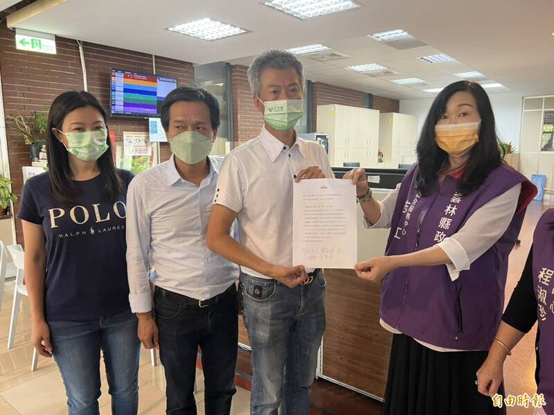 民進黨雲林縣長候選人劉建國競總成員，今天到雲林縣府遞交檢舉函，要求立即撤查雲林縣長張麗善及前縣長張榮味的住所是否違反農地農用。（記者黃淑莉攝）