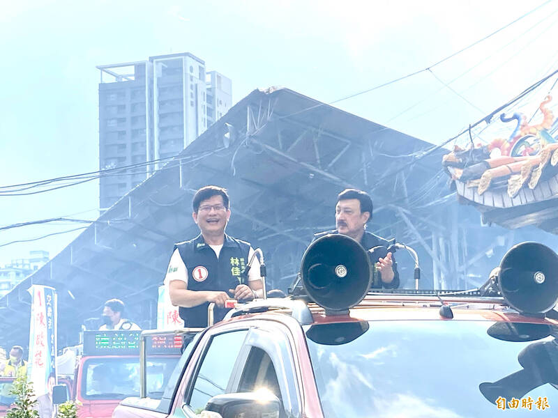 民進黨新北市長候選人林佳龍（左）今在同黨立委余天（右）陪同下，進行三重區車隊掃街。（記者魏瑾筠攝）
