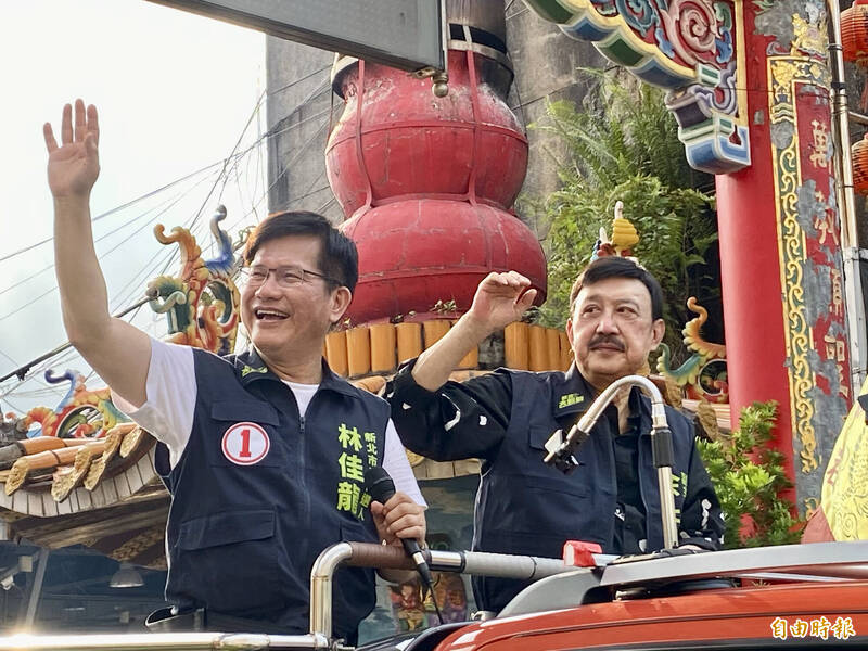 民進黨新北市長候選人林佳龍（左）今在同黨立委余天（右）陪同下，進行三重區車隊掃街。（記者魏瑾筠攝）