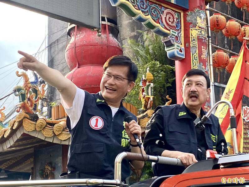 民進黨立委余天（右）今天下午陪民進黨新北市長候選人林佳龍（右）在三重車隊掃街。（記者魏瑾筠攝）