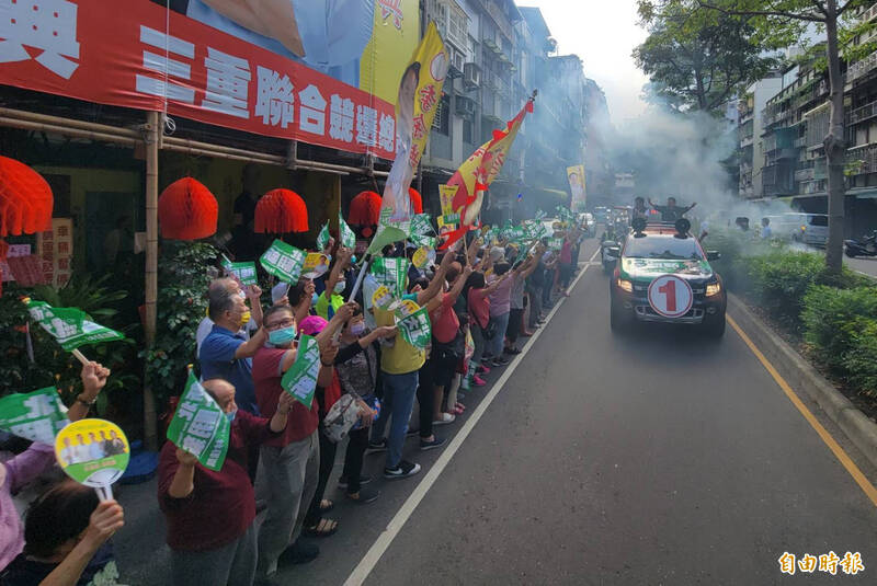 民進黨新北市長候選人林佳龍今在同黨立委余天陪同下，到三重區進行車隊掃街，沿途不少行人頻頻向車隊揮手、比讚。（記者魏瑾筠攝）