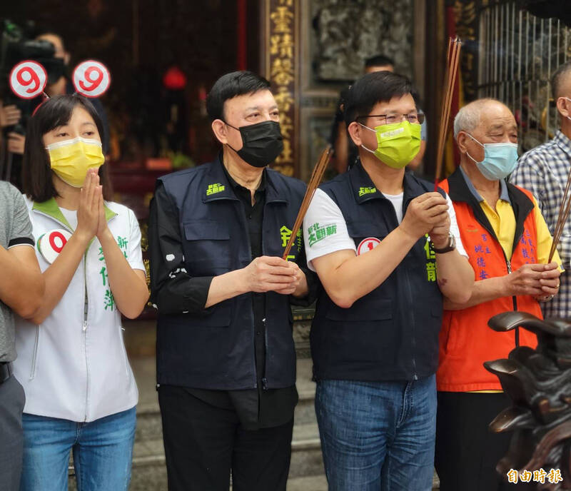 民進黨新北市長候選人林佳龍（右2）今在同黨立委余天（左2）陪同下，一連在三重區跑了3個行程。林佳龍表示，他和余天情同兄弟，余很溫暖像自己靠山。（記者魏瑾筠攝）