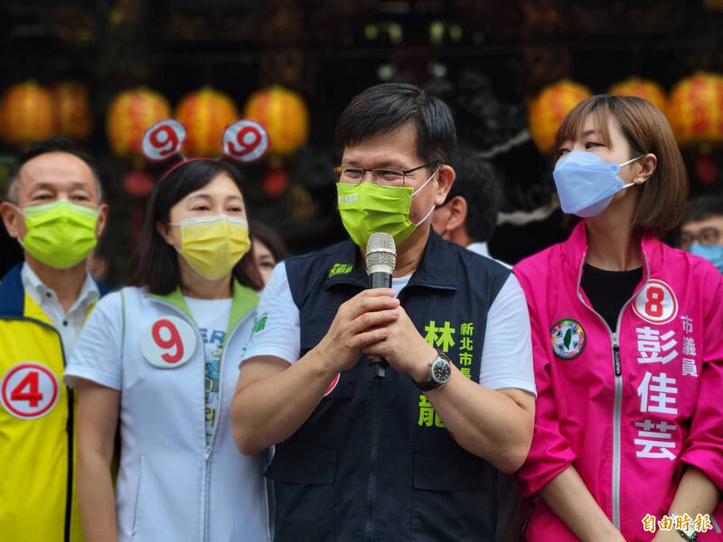 民進黨新北市長候選人林佳龍（右2）今在同黨立委余天陪同下，一連在三重區跑了3個行程。林佳龍表示，他和余天情同兄弟，余很溫暖像自己靠山。（記者魏瑾筠攝）