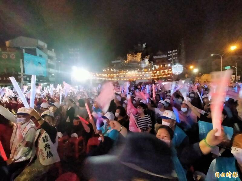 國民黨支持者齊聚清水，參加盧秀燕與張清照造勢晚會。（記者張軒哲攝）