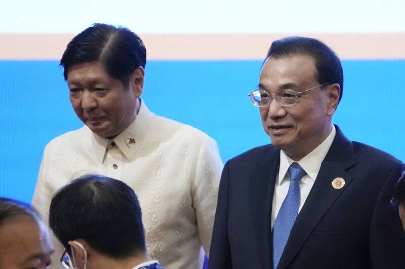 菲律宾总统小马可仕（左）与中国国务院总理李克强11日在柬埔寨出席东南亚国家协会（ASEAN）峰会。（美联社）(photo:LTN)