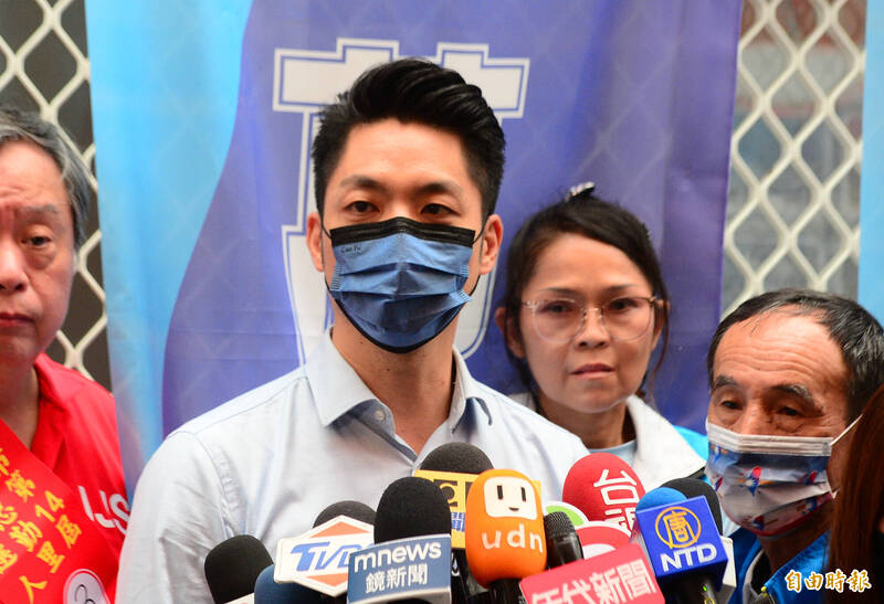 國民黨台北市長候選人蔣萬安赴南機場樂活園地與長輩共餐，媒體聯訪。（記者王藝菘攝）