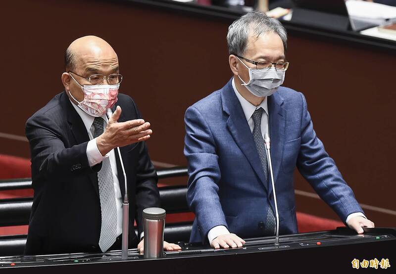 有關「波波牙醫」爭議,行政院長蘇貞昌(左)今在立法院院會明確表示,每年就是50個實習名額,不會再增加。至於醫師法修法7項附帶決議,衛福部長薛瑞元(右)表示,就是不執行。(記者陳志曲攝) 有關「波波牙醫」爭議,行政院長蘇貞昌(左)今在立法院院會明確表示,每年就是50個實習名額,不會再增加。至於醫師法修法7項附帶決議,衛福部長薛瑞元(右)表示,就是不執行。(記者陳志曲攝)