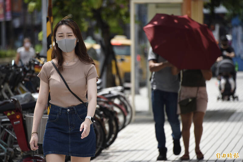 中央氣象局指出，今天（11日）各地為晴到多雲的好天氣，僅迎風面有短暫降雨。（資料照）