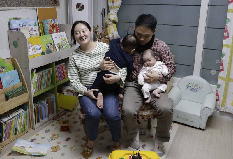 韩国一对3岁和1岁的姐弟撞伤、重伤，父母家暴却称是出车祸。韩国一家四口示意图，与本新闻无关。（美联社）(photo:LTN)