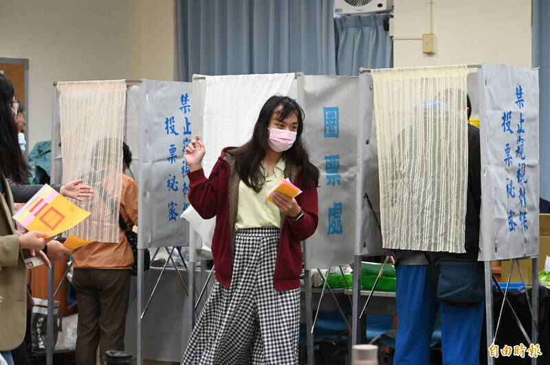 網傳投開票人員工作手冊被修改，不用公布領票人數，也不必交叉確認票數。經查證，中選會已於2020年1月總統和立委大選，規定開票前將宣布領票人數，此一規定至今未曾變動。示意圖。（資料照）