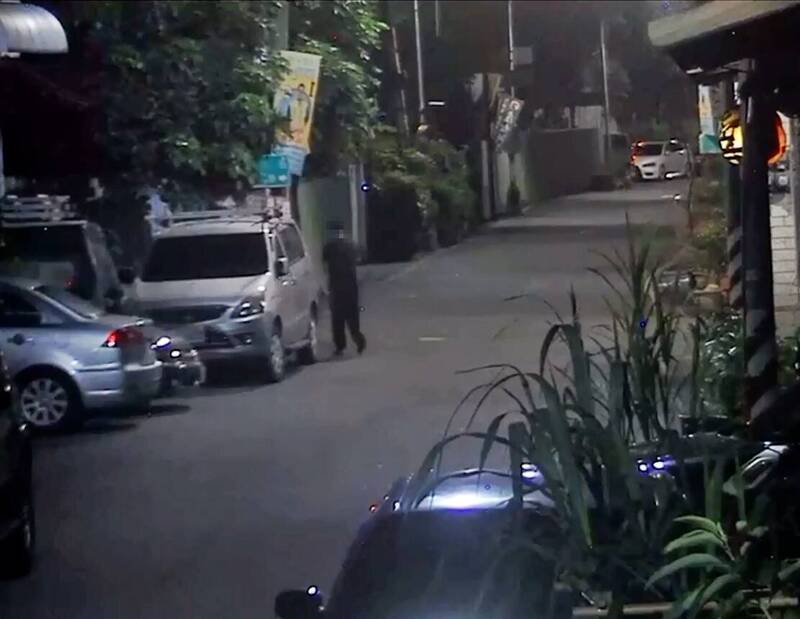 向姓男子半夜不睡覺佯裝散步，趁四下無人之際，沿路伸手拉車門有無上鎖，整個過程監視器全都錄。（讀者提供）