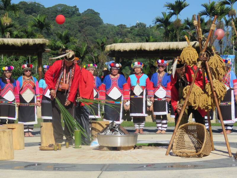 長老祈福，以小米酒與祭祀品禮敬天神。（來吉國小提供）