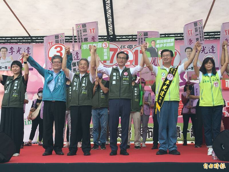 民進黨桃園市長候選人鄭運鵬推崇議員李光達長期關心地方事情，更難得的是與市長鄭文燦是一樣，都是拚命三郎。（記者謝武雄攝）