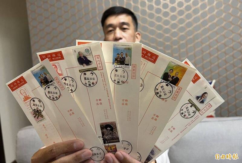 金門郵幣達人何斌盛蒐集到各地寄回有「9連1」郵戳的信封。(記者吳正庭攝) 金門郵幣達人何斌盛蒐集到各地寄回有「9連1」郵戳的信封。(記者吳正庭攝)