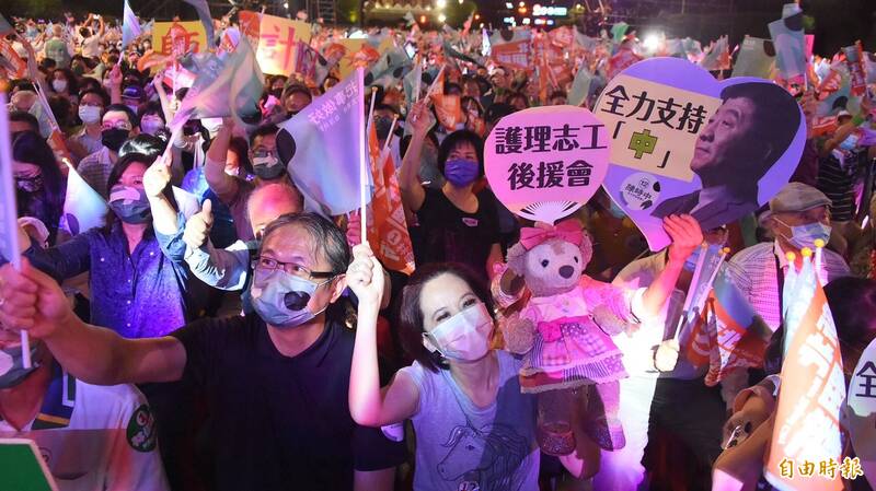 民進黨今晚在凱道造勢，為台北市長候選人陳時中、新北市長候選人林佳龍助陣，號稱湧入超過3萬人。（記者塗建榮攝）