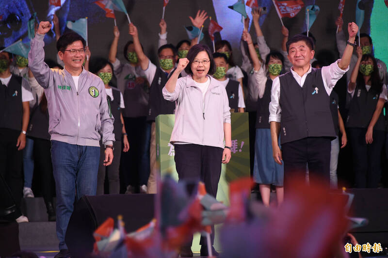 總統蔡英文（中）、台北市長候選人陳時中（右）、新北市長候選人林佳龍（左）12日出席民進黨「為台灣鼓舞」凱道凱道造勢晚會，蔡英文呼籲支持者11月26日再一次挺身而出。（記者塗建榮攝）