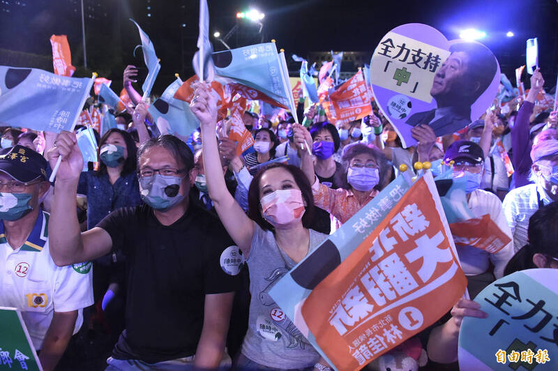 民進黨12日舉辦「為台灣鼓舞」凱道造勢晚會，熱情民眾到場相挺。（記者塗建榮攝）