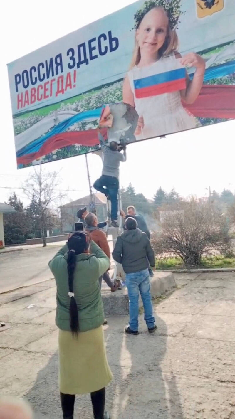 俄军撤离赫尔松地区后，当地居民将俄国招牌、标语撤下。（路透）(photo:LTN)