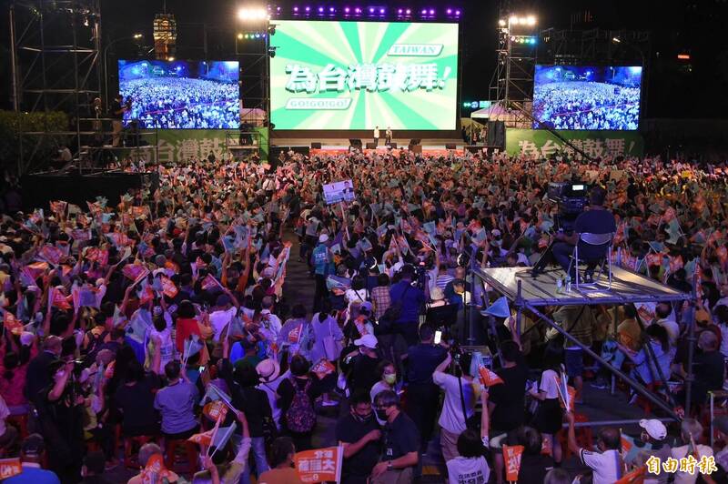 民進黨在凱道舉辦為台灣鼓舞雙北市長選舉造勢晚會，活動還沒開始，舞台前已經擠滿支持者。（記者塗建榮攝）