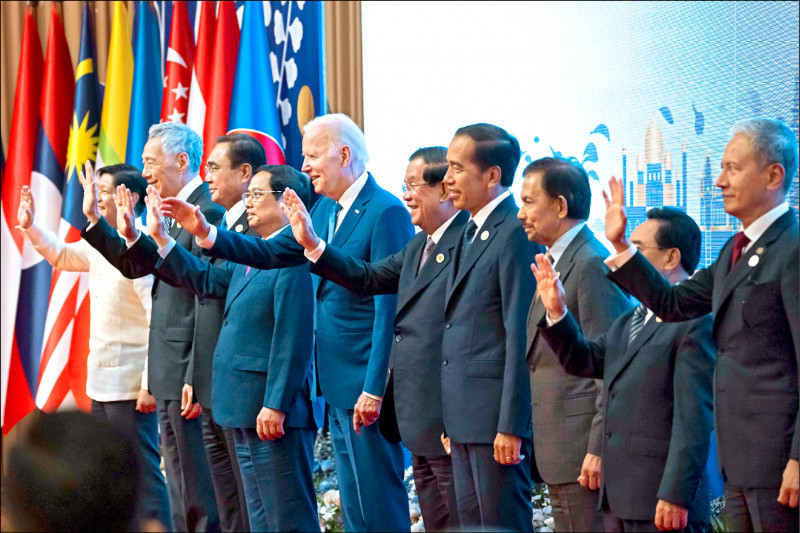 美国总统拜登（中）十二日在金边出席东协系列峰会，与东协成员国领袖合照。（美联社）(photo:LTN)