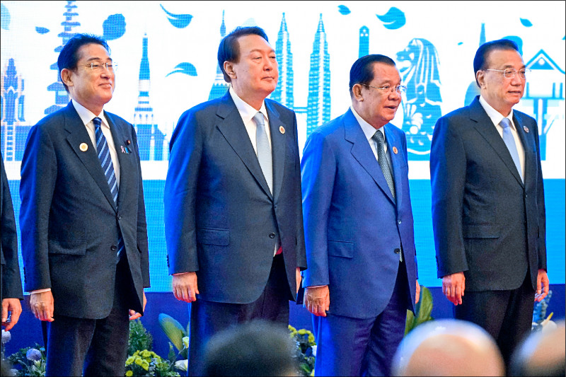 日本首相岸田文雄（左起）、南韩总统尹钖悦、柬埔寨总理韩森和中国国务院总理李克强，十二日在金边举行「东协加三」峰会。（美联社）(photo:LTN)