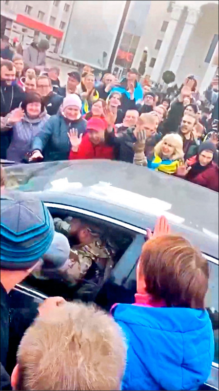 赫尔松市居民11日热情迎接驾车进入该市的乌军官兵。（路透）(photo:LTN)
