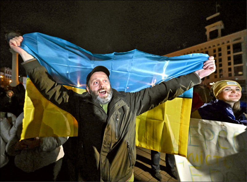 基辅民众在独立广场挥舞乌克兰国旗。（法新社）(photo:LTN)