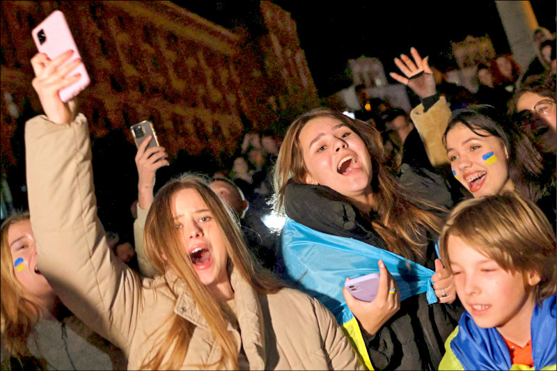 乌克兰首都基辅市的民众十一日晚间在市中心欢庆光复赫尔松。（路透）(photo:LTN)