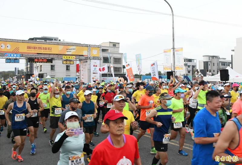 田中馬拉松睽違恢復舉辦，1萬6000位跑者在人情味中開跑。（記者陳冠備攝）