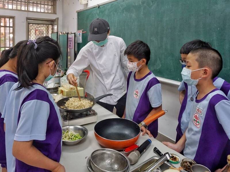 台南市學校中央廚房增設至55所，自辦午餐比例達9成以上，為六都之冠。（南市府提供）