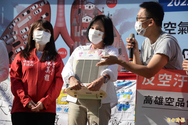 南部反空污大聯盟送給承諾要在高雄長住的柯志恩空氣清淨機，希望她不論當選與否都能防護空品。（記者許麗娟攝）