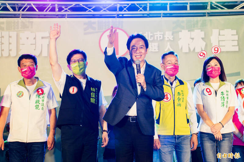 選戰倒數計時，身兼民進黨新北市長候選人林佳龍（後舉手者）競選總部榮譽主委的副總統賴清德（前舉手者），一連2天赴新北市站台助講。（記者魏瑾筠攝）