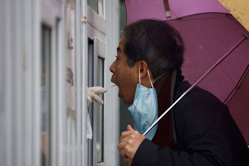 中国疫情升温，多地要求核酸检测，然而在内蒙古就发生核酸检测公司将回报错误的检测结果，造成民众恐慌。（路透）(photo:LTN)