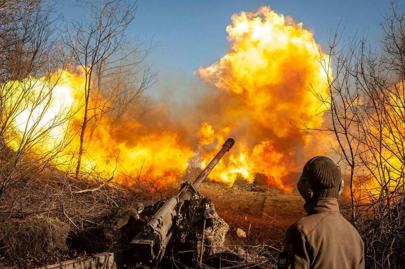 泽伦斯基表示，乌东顿内茨克前线仍在激战，当地战况有如地狱。图为乌军砲兵。（路透）(photo:LTN)