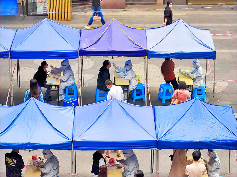 中国重庆市多个区域十二日自行宣布临时管控七天，被网友揶揄为「自发静默」。图为重庆居民进行核酸筛检。（路透档案照）(photo:LTN)