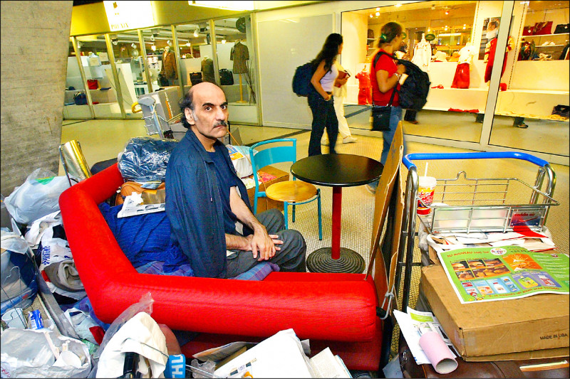 困居法国巴黎戴高乐机场十八年的伊朗男子纳瑟利十二日辞世，他的故事曾改编成汤姆汉克斯主演的电影「航站情缘」（The Terminal）。（美联社档案照）(photo:LTN)