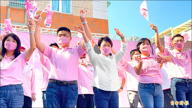 盧秀燕強打「媽媽市長」人設拚連任，連主題曲都選洗腦神曲「天下的媽媽都是一樣的」，跟著旋律舞動。（記者蘇孟娟攝）