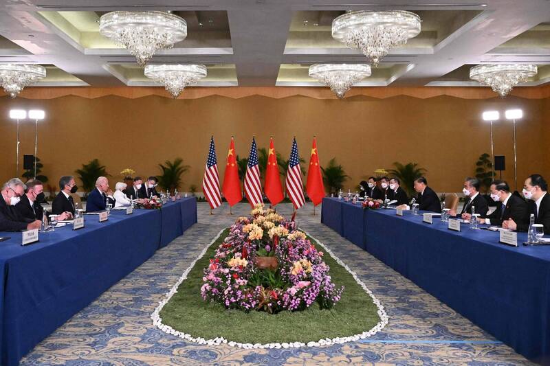 美国总统拜登和中国国家主席习近平「先礼后兵」，开场时友善拍照互动之后，展开闭门会议，进行有关台湾及台海情势的重量级讨论。（法新社）(photo:LTN)